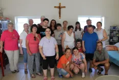 Die Reisegruppe mit den Menschen im Haus des Lächelns